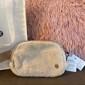 Lululemon everywhere belt bag Sherpa Ivory